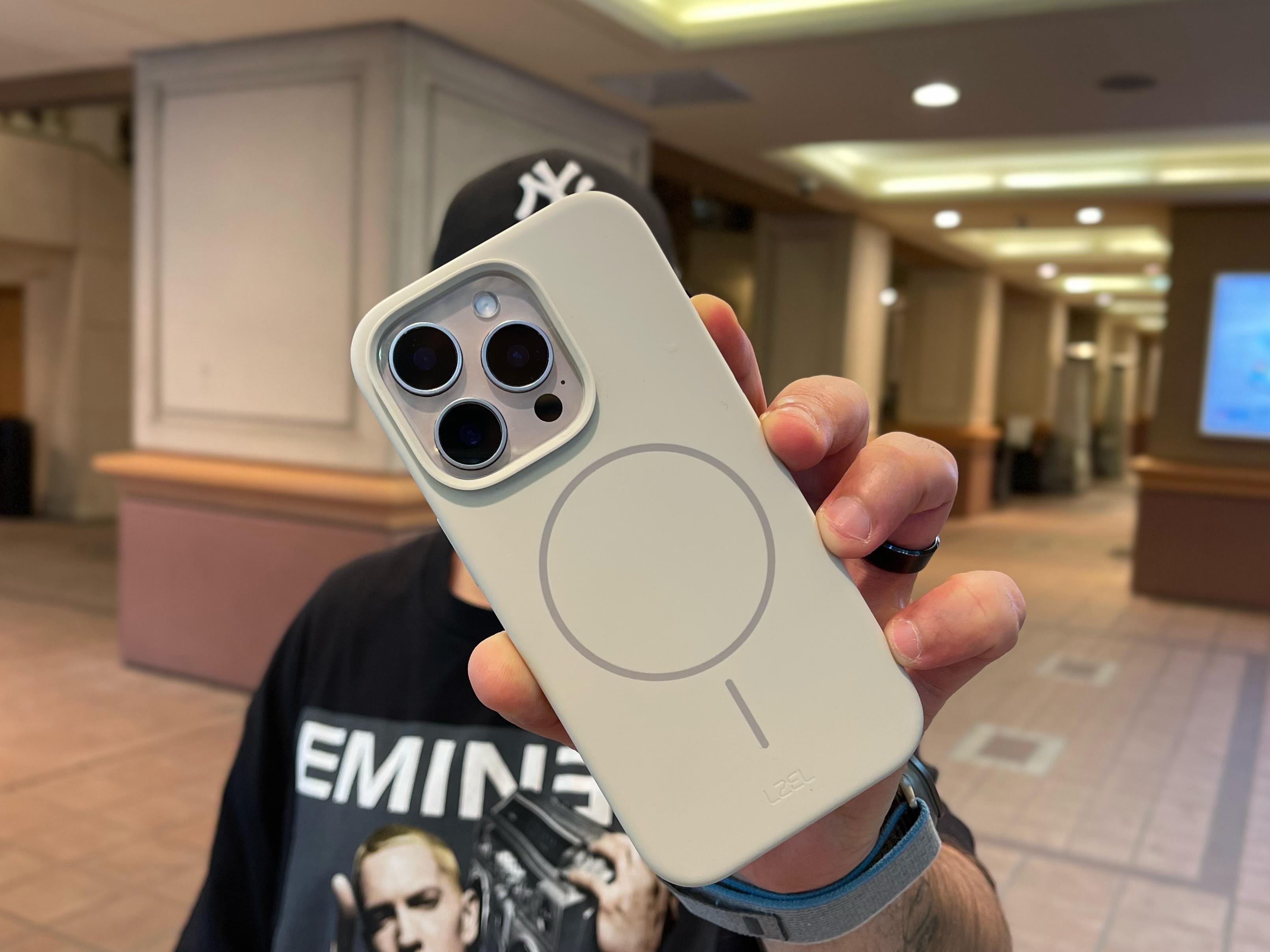 كڤر حماية سيليكون من ليزل متوافق مع MagSafe لهاتف iPhone 16 Pro Max|بني فاتح كڤر حماية سيليكون من ليزل متوافق مع MagSafe لهاتف iPhone 16 Pro Max|بني فاتح